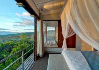 web-grootbos-accommodation-forest-suite-lux-bedroom-03.jpg